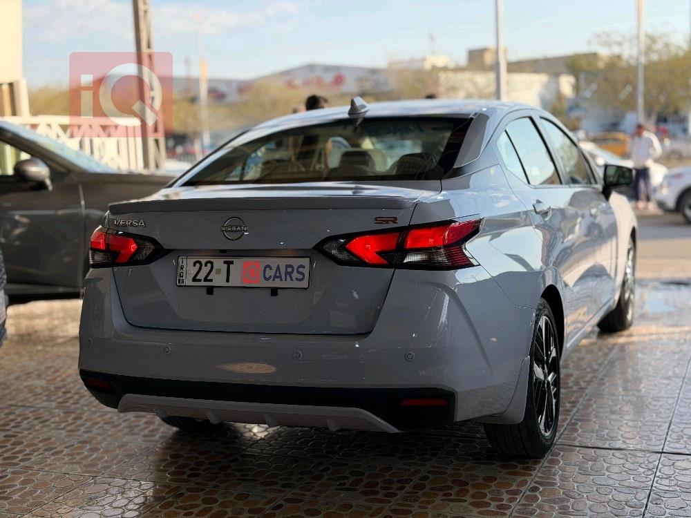 نيسان فيرسا